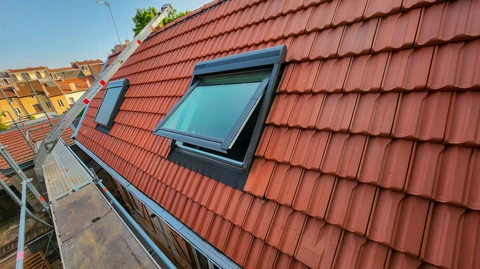 Toiture en cours de rénovation, vue extérieure en plongée depuis un échafaudage tubulaire