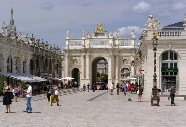 Photographie réaliste montrant un détail de couverture de toiture avec des travaux de zinguerie en cours : gouttières, tuyaux de descente et habillages métalliques visibles sur un bâtiment résidentiel. Le gros plan doit mettre en évidence la qualité de l'installation et les matériaux métalliques (zinc, cuivre) utilisés par un couvreur-zingueur professionnel. Scène en plein jour, sous bon éclairage naturel, montrant le savoir-faire technique spécifique à la zinguerie, distincte des images de toiture générale et de façade entière déjà sélectionnées.